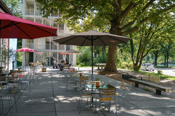 Jugendherberge Bern Terrasse mit Gaesten Schweiz Tourismus Andre Meier 01
