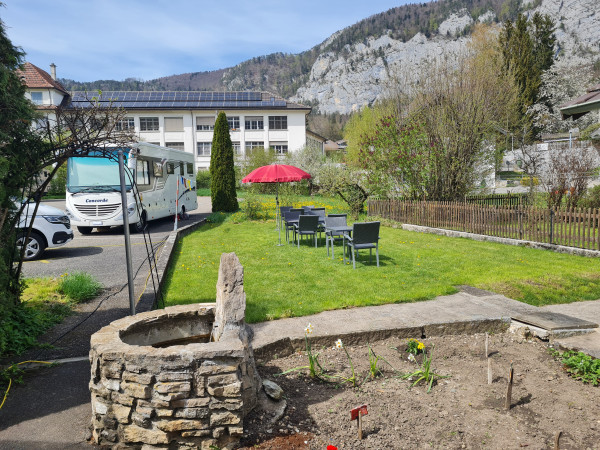 Stellplatz mit Brunnen von Sueden.