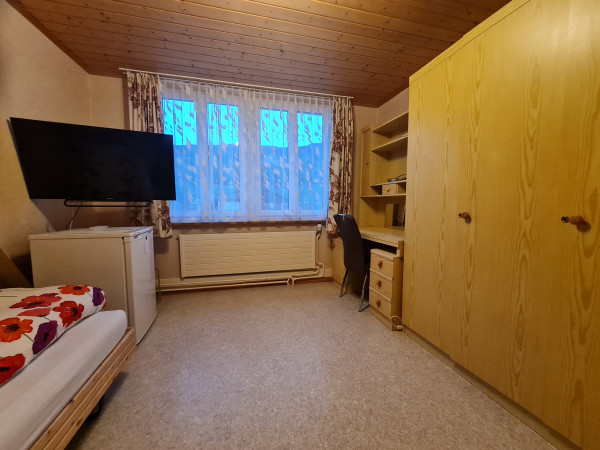 Zimmer 4 von Sofa her.