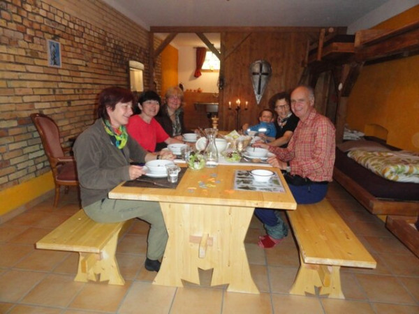 pilger am tisch